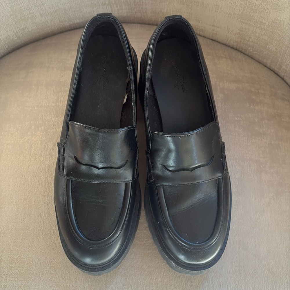 Size 7 loafer shoes in superb condition!